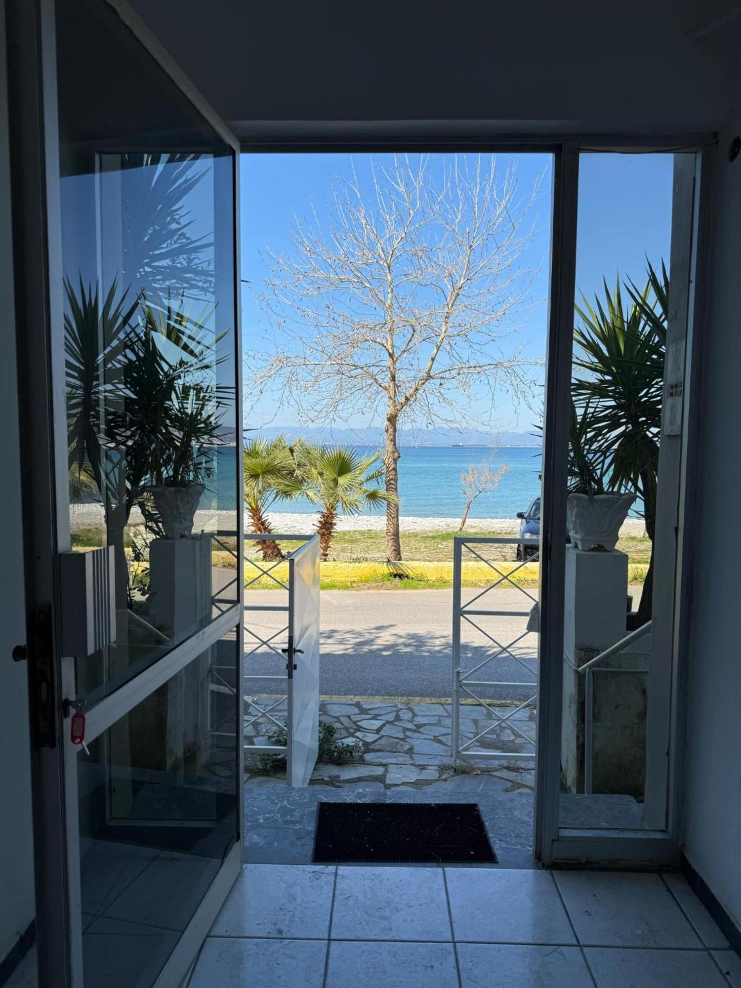 Kamari Seafront Apartment *