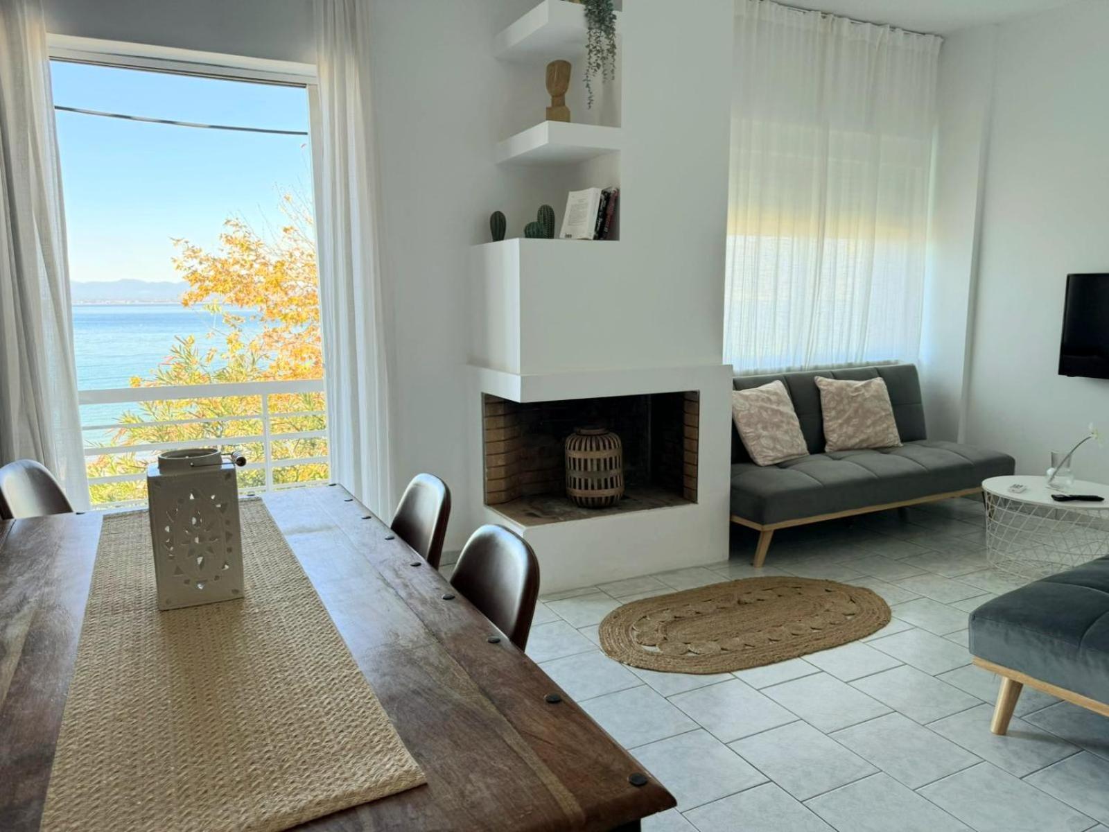 Kamari Seafront Apartment