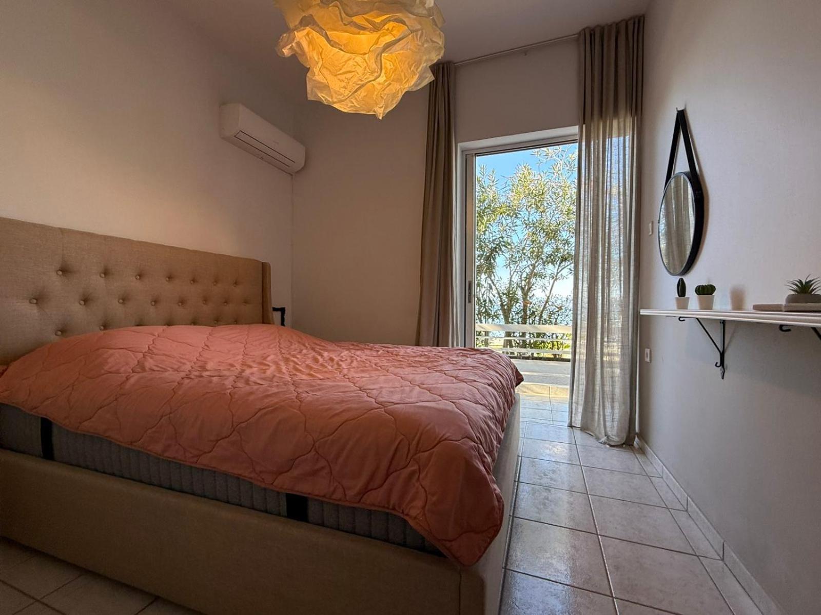 Kamari Seafront Apartment *