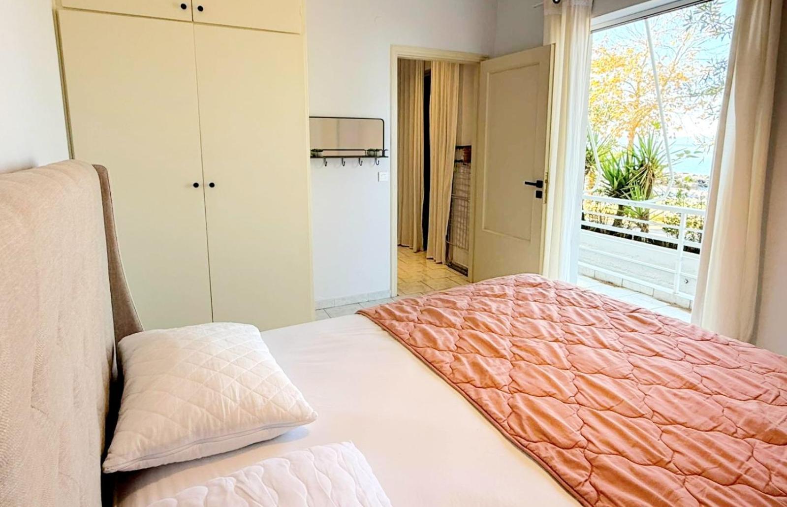Kamari Seafront Apartment *